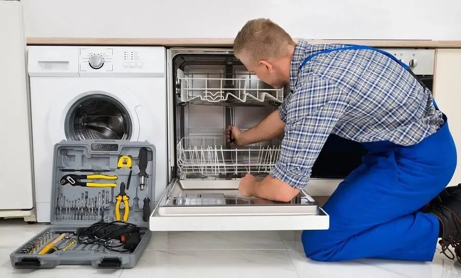 Urla Viessmann servisi teknisyen ekibi beyaz eşya tamiri yaparken
